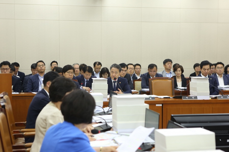 18.08.21_복지위결산심사_질의1 (2).JPG