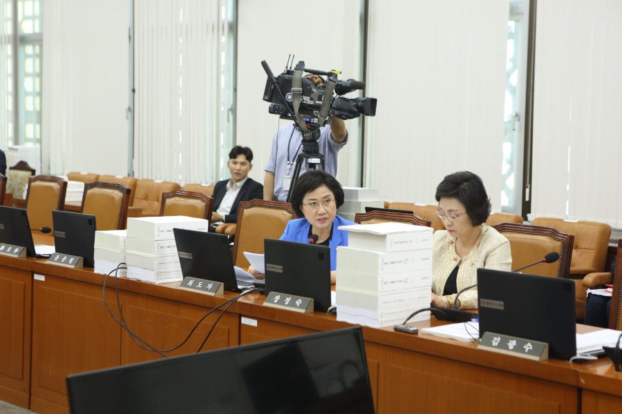 18.08.21_복지위결산심사_질의2 (2).JPG