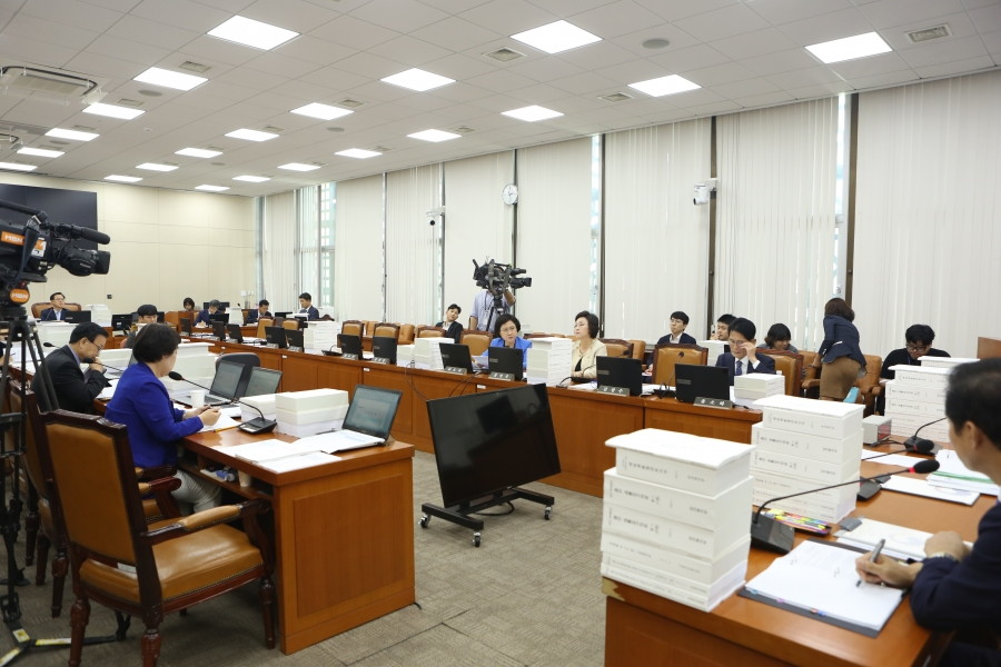 18.08.21_복지위결산심사_질의4 (3).JPG