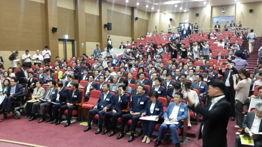 국민의당 지역위원장 수여식 및 연석회의 - 0-02-01-65509c579a987ac2955ae1e5f70c6c56389ee747c7268dee34ca55725f5d334c_full.jpg