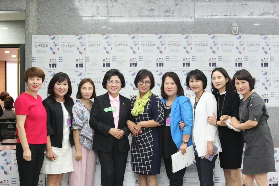 8.29 공공어린이집 토론회 단체사진 - 7K2Q3760.JPG