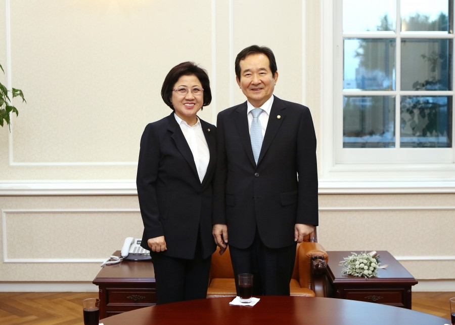 국회의장 주최 제20대 여성 국회의원 초청 공관만찬 - 최도자의원님과 정세균 의장님.jpg