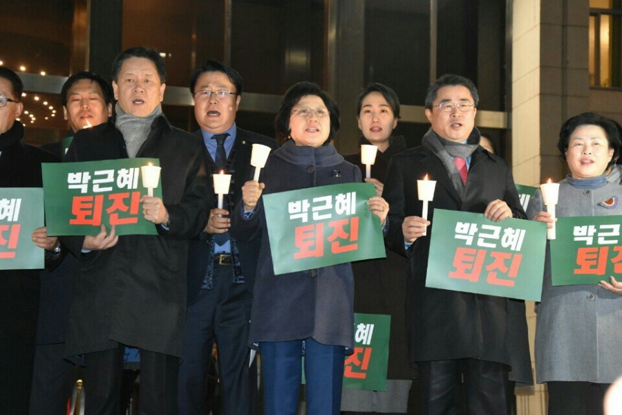 국회 본관 앞 국만의당 촛불 시위 - 1202-2.jpg