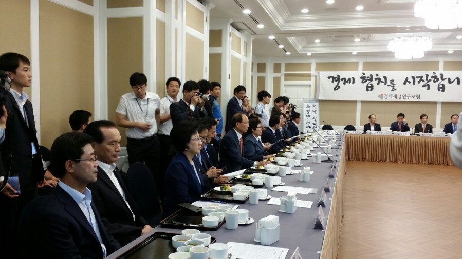 경제재정연구포럼 간담회 - 0-02-01-e07a2e442b5503fa8d758753861cf0bcab136c50ac9e174170f493e226cca94d_full.jpg