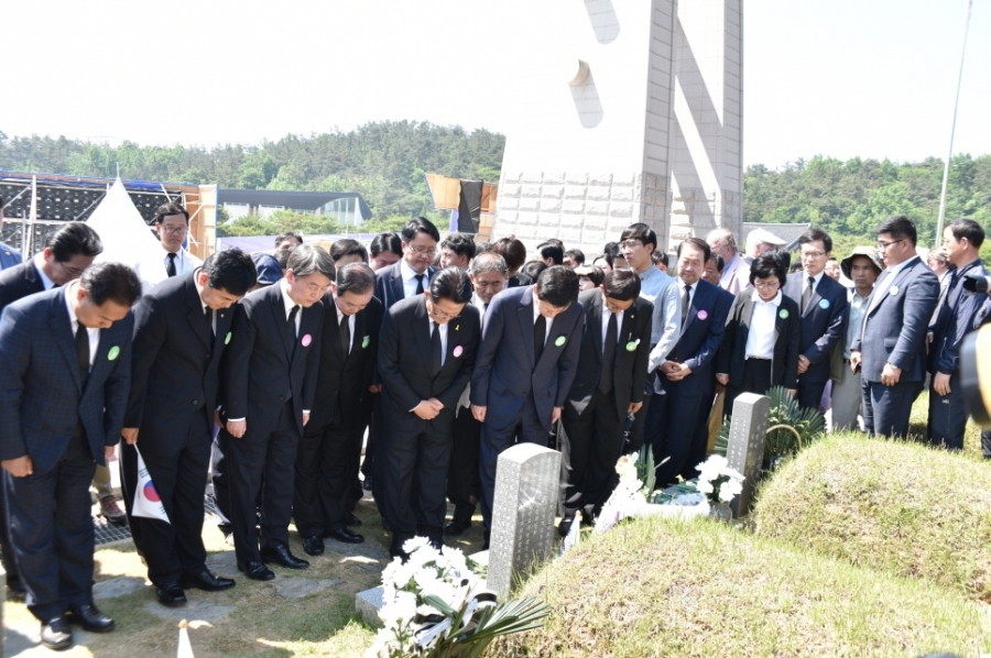 국립5·18민주묘지 참배 - 16.05.18_1_국립5·18민주묘지_참배__(2).jpg