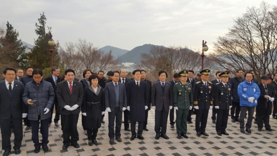 170102 2017년 신년 현충탑 참배(자산공원) (2).jpg