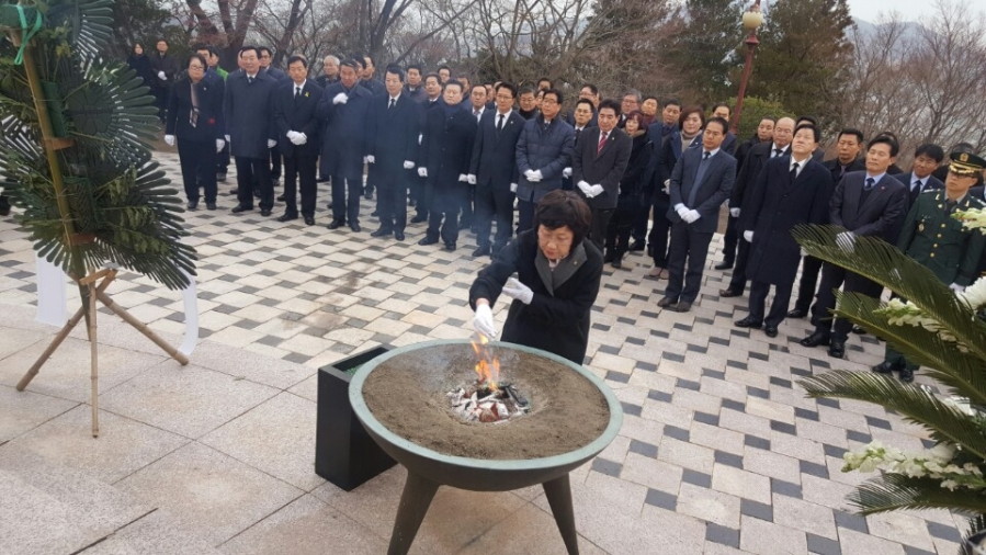 170102 2017년 신년 현충탑 참배(자산공원) (5).jpg