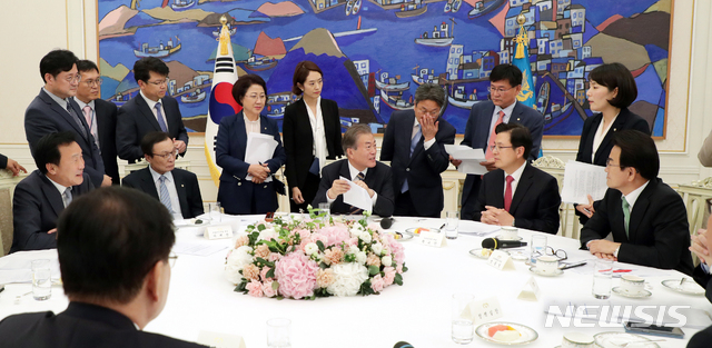 공동발표문 논의하는 문 대통령과 여야5당 대표.jpg