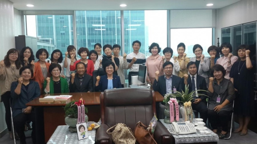 어린이집 원장단 의원실 방문 - 16.06.10_어린이집_원장단_의원실_방문__(1).jpg