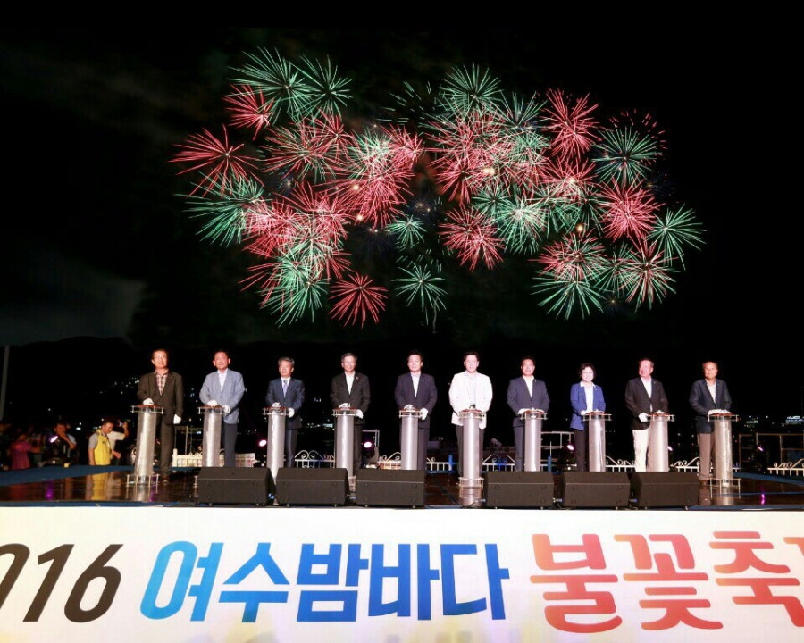 2016 여수밤바다 불꽃축제 - Cp9k9WPUAAAYBOA.jpg