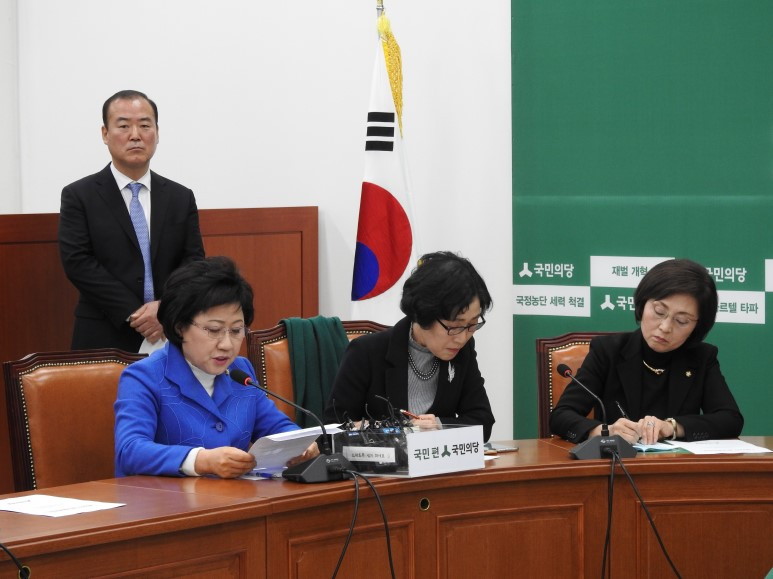 170126 원내정책회의_어르신 진료비 증액 (2).jpg