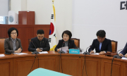 원내대책회의 : "가장 중요한 알맹이가 빠진 복지부의 국민연금개편안"