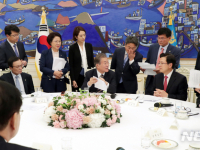 대통령, 여야 5당 대표 회동 공동발표문 수석대변인 기자회견