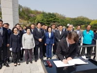 4·19 민주묘지 참배