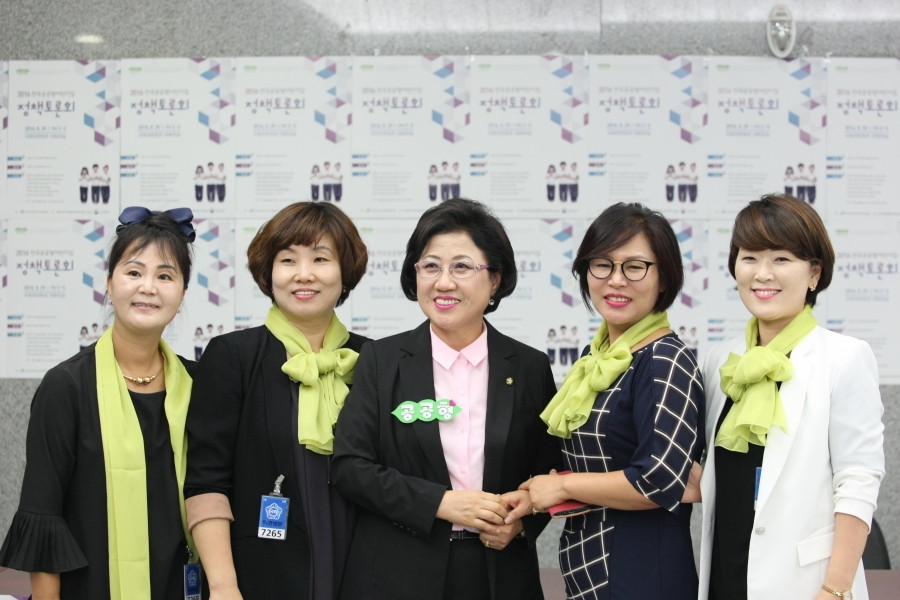 8.29 공공어린이집 토론회 단체사진 - 7K2Q3711.JPG