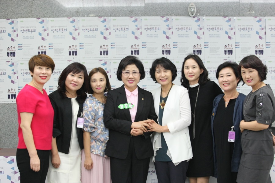 8.29 공공어린이집 토론회 단체사진 - 7K2Q3750.JPG