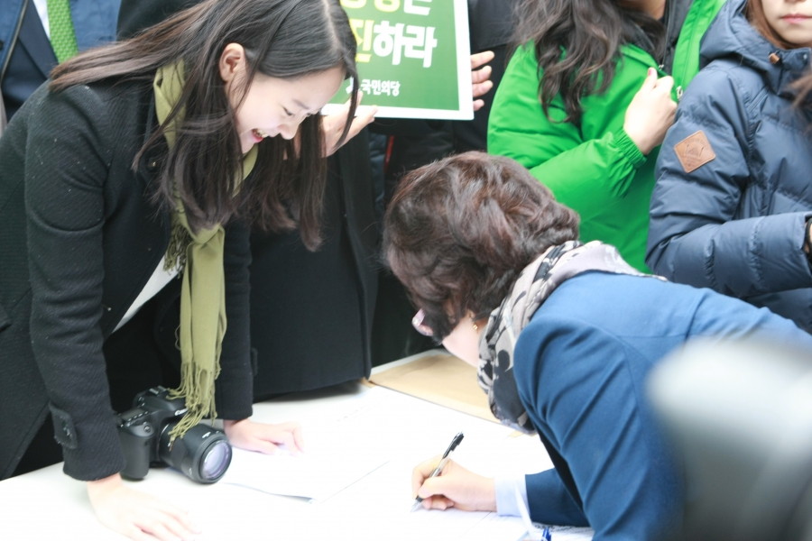 박근혜 대통령 퇴진촉구 서명운동 - 7K2Q6011.JPG